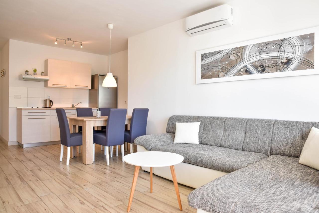Carlotta Apartment *