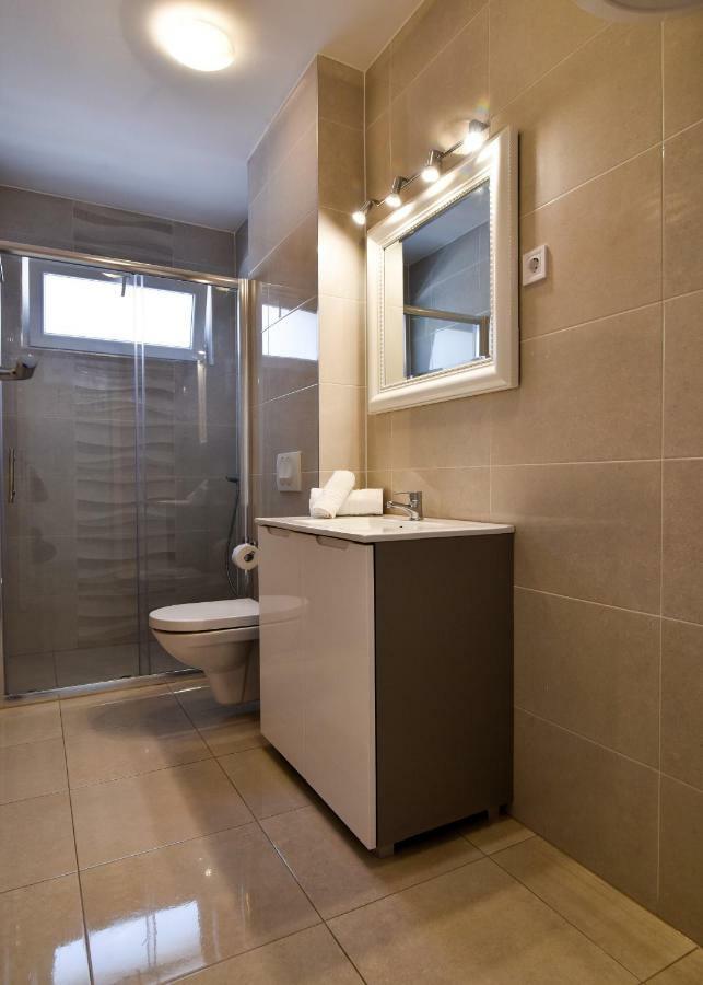Carlotta Apartment *