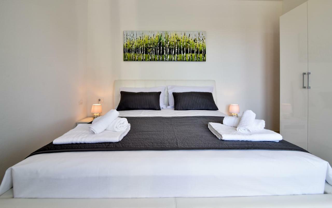 Carlotta Apartment *